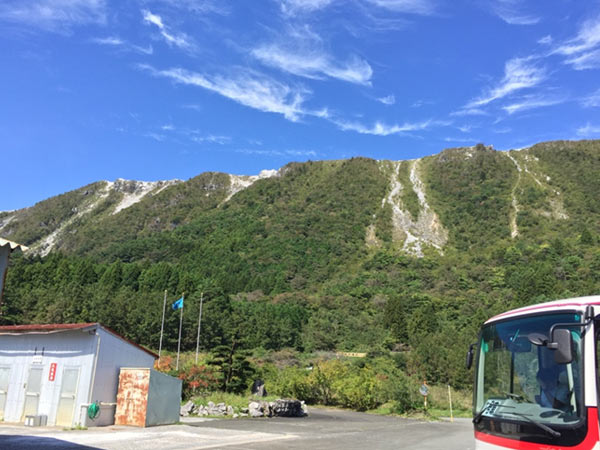 鉱山事務所から見上げる鳥形山。「天空の鉱山」と呼ばれています